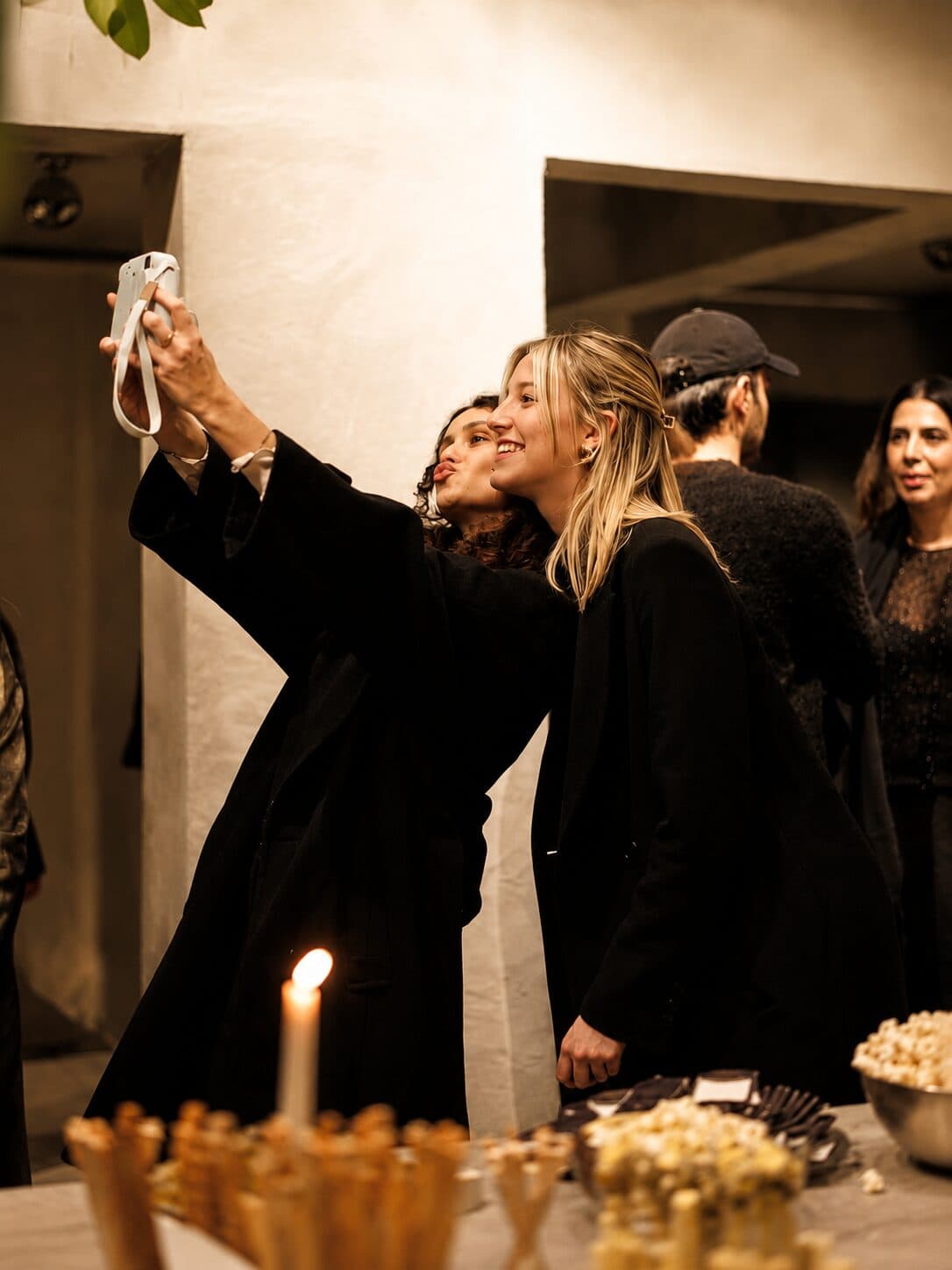 A close moment between two guests at an evening celebration.